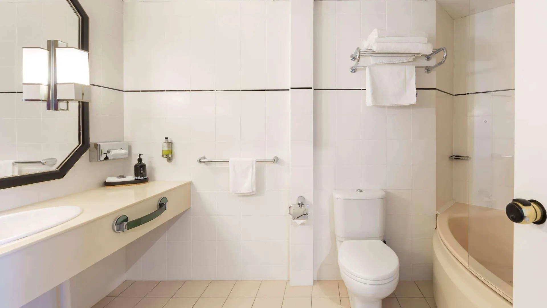 Ramada By Wyndham Diplomat Canberra 4*,