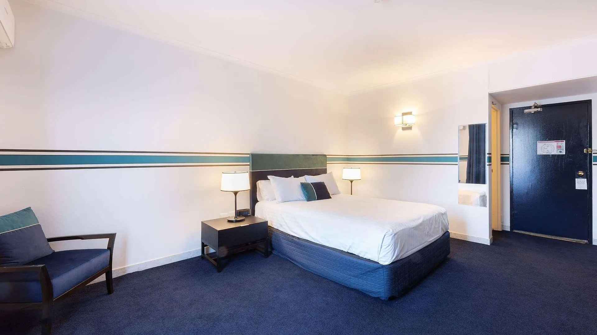 Ramada By Wyndham Diplomat Canberra 4*,  Australia